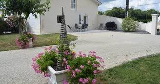 L'Etape Jonzacaise - Les Vignes - Marie Guiffier et Nicolas Bloch L'Etape Jonzacaise - Les Vignes - Marie Guiffier et Nicolas Bloch