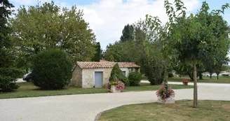 L'Etape Jonzacaise - Les Vignes - Marie Guiffier et Nicolas Bloch L'Etape Jonzacaise - Les Vignes - Marie Guiffier et Nicolas Bloch